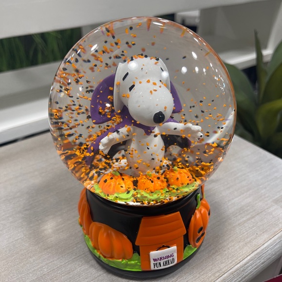 Peanuts Snoopy Halloween Vampire Dracula Musical Snowglobe NWT - Picture 3 of 5